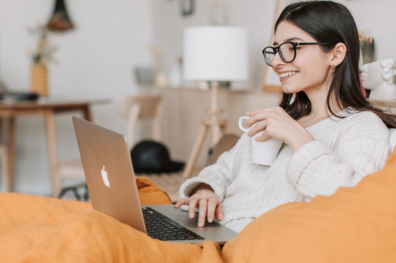 Mujer elegante revisando su teléfono y sonriendo, con estilo de vida chic de fondo