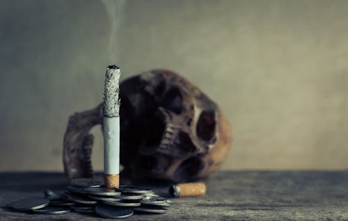 焦げたタバコの灰のクローズアップ写真