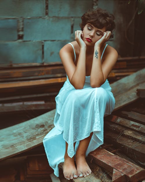 Foto De Mulher Usando Vestido Branco