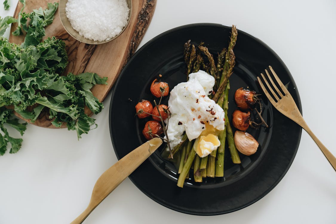 Foto stok gratis alat makan, asparagus, dari atas