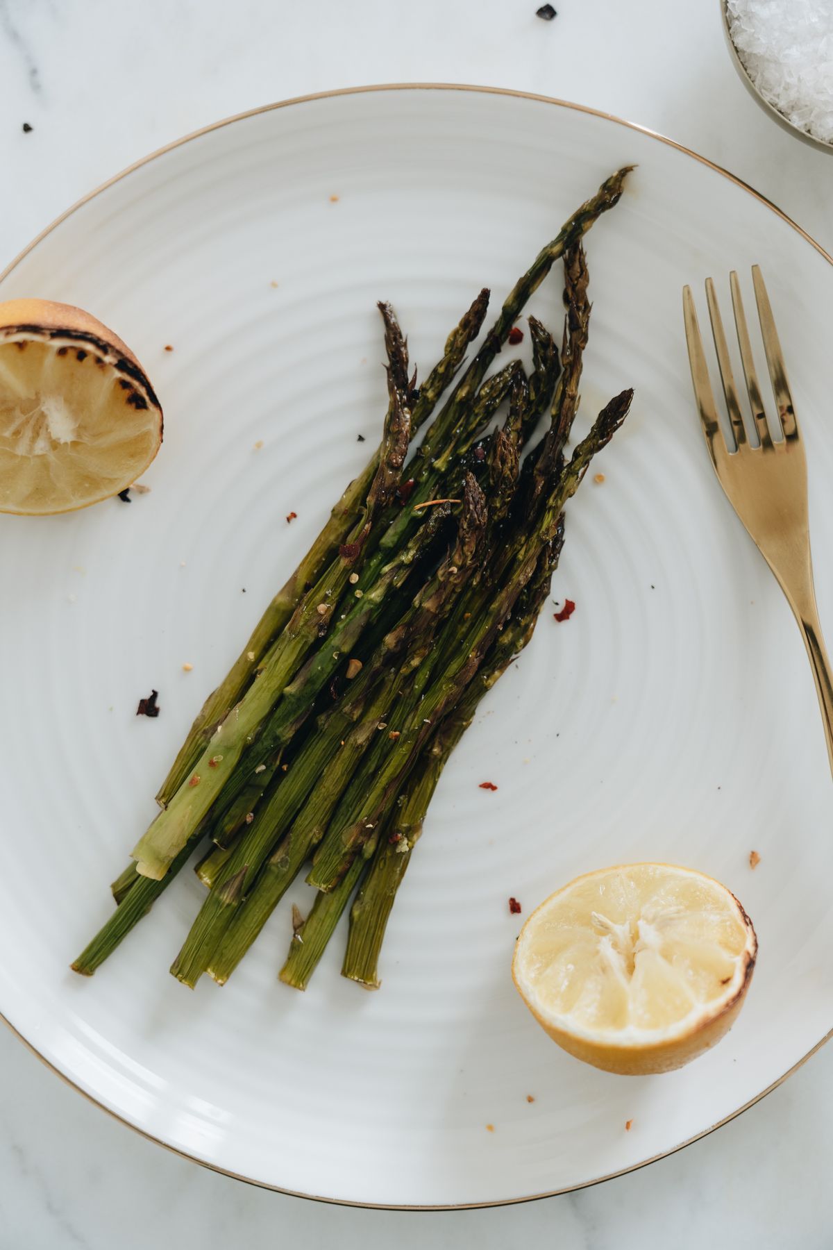 Asperges rôties au lard fumé et noisettes