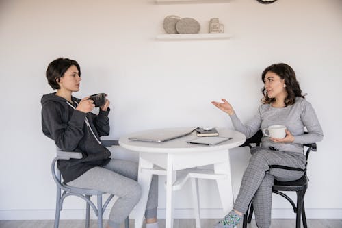 Foto profissional grátis de adultos, amigos, argumentando