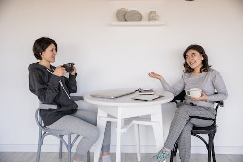 Kostenloses Stock Foto zu becher, chat, diskussion