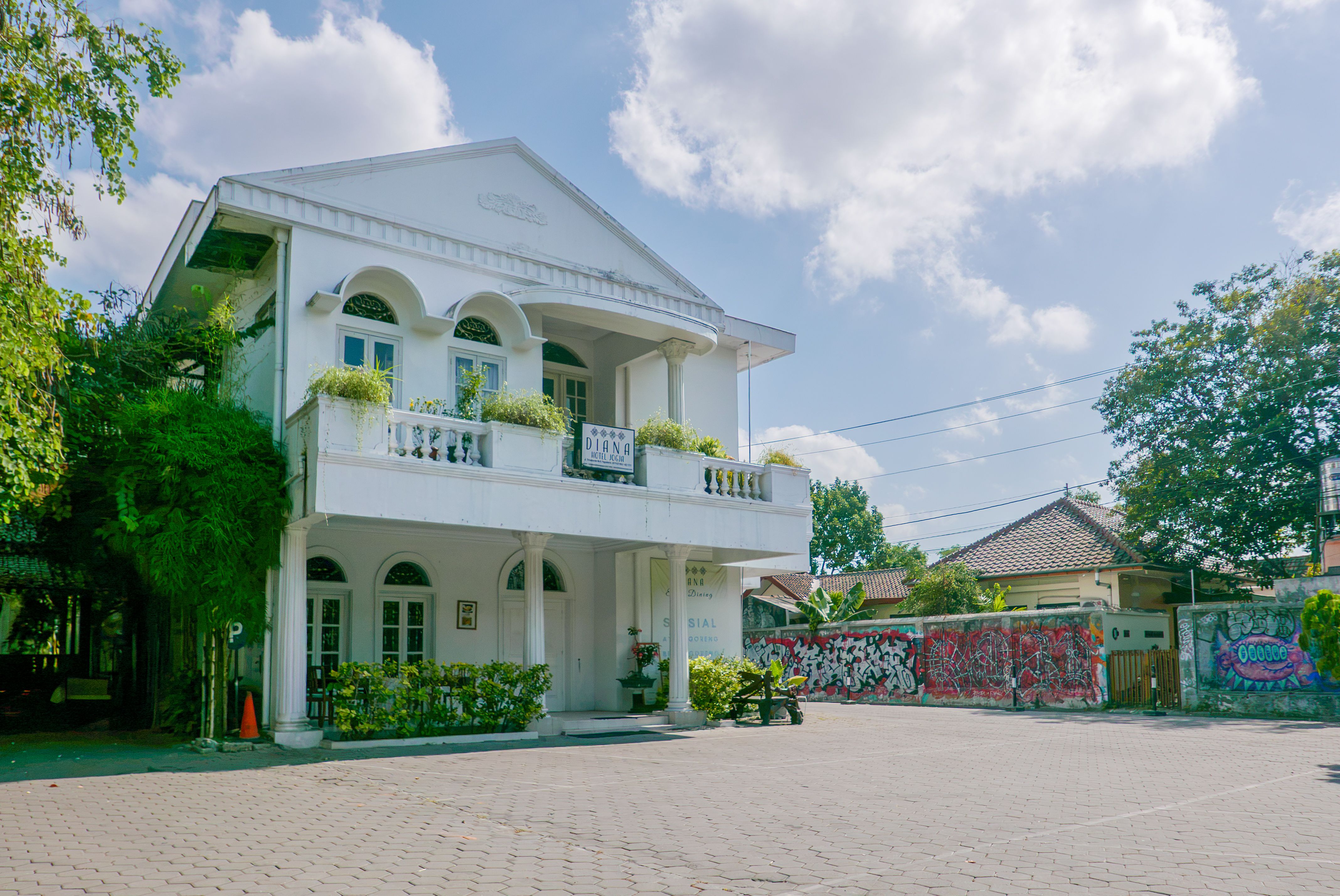 Charming Colonial Building with Vibrant Graffiti · Free Stock Photo