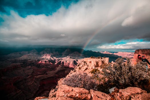 在戏剧性的天空下，彩虹拱起大峡谷的壮丽景色，捕捉雄伟的红色岩层