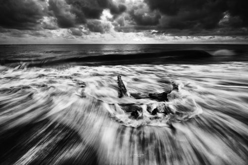 Free Long exposure captures dramatic waves under stormy skies by the ocean. Stock Photo