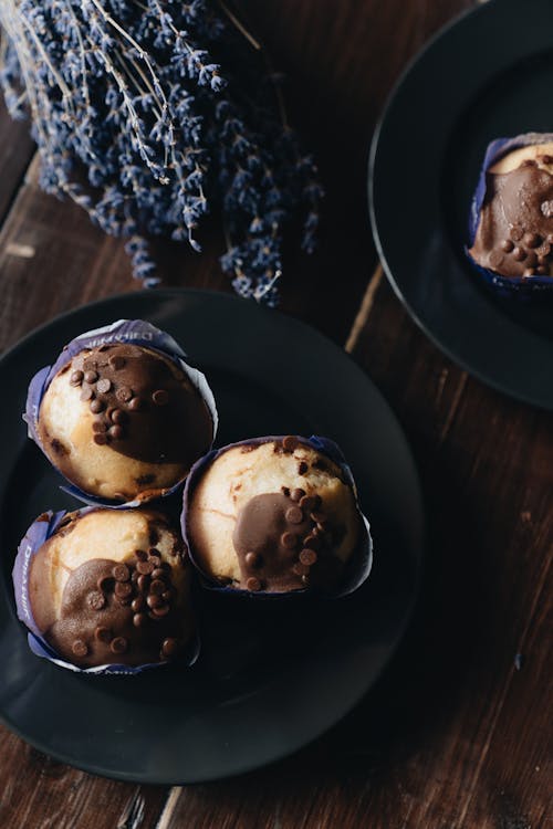 Gratis stockfoto met bord, chocolade, chocolade muffin