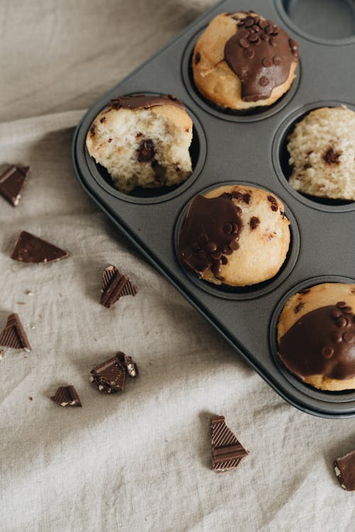 Gratis stockfoto met chocolade, chocolade muffin, dienblad