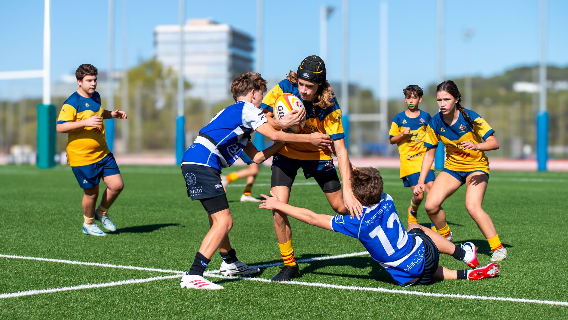 Rugby ligi maçında oyuncular mücadele ediyor