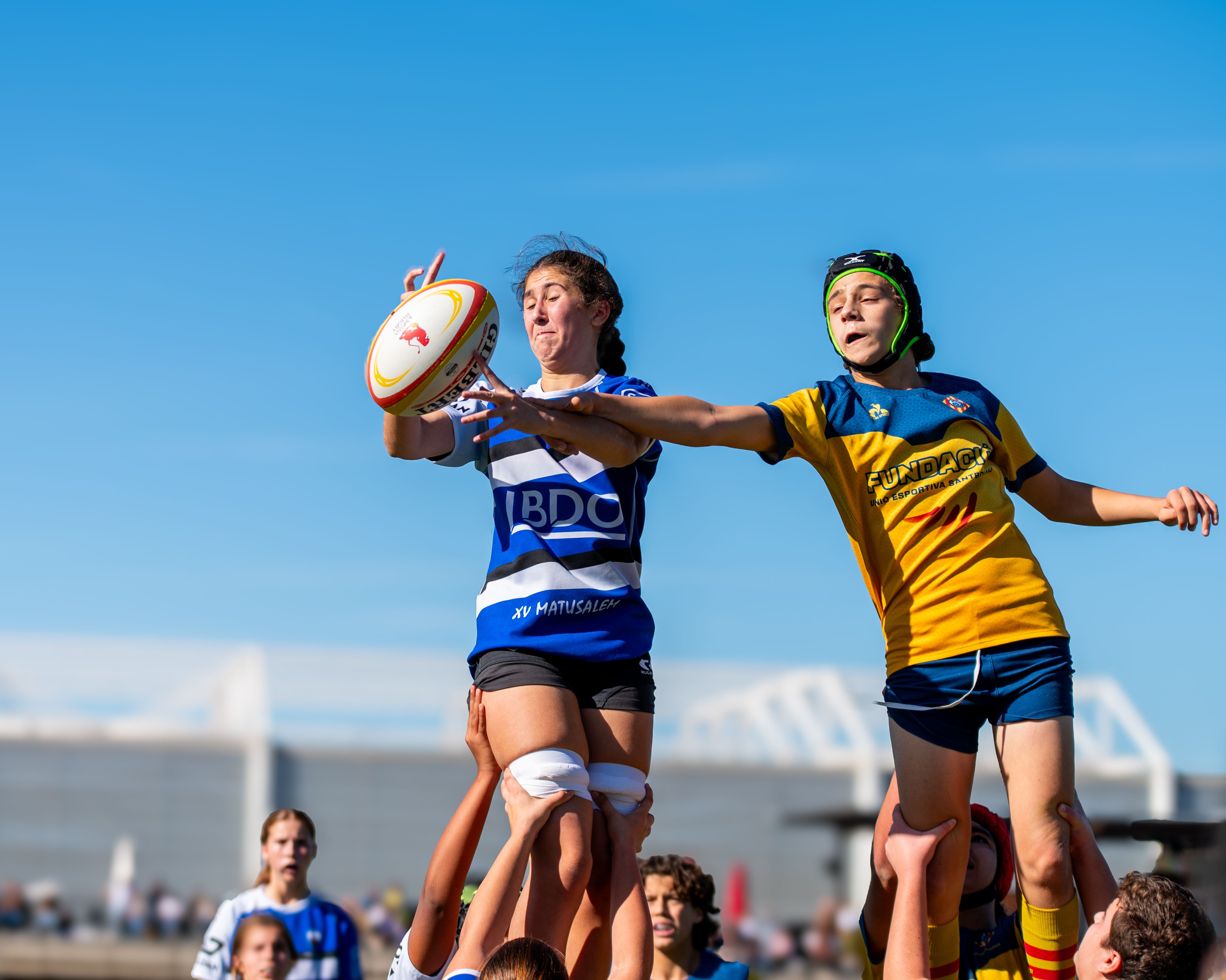 Kadın rugby oyuncuları maç sırasında mücadele ediyor