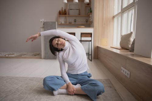 Kostenloses Stock Foto zu dehnen, drinnen, figur