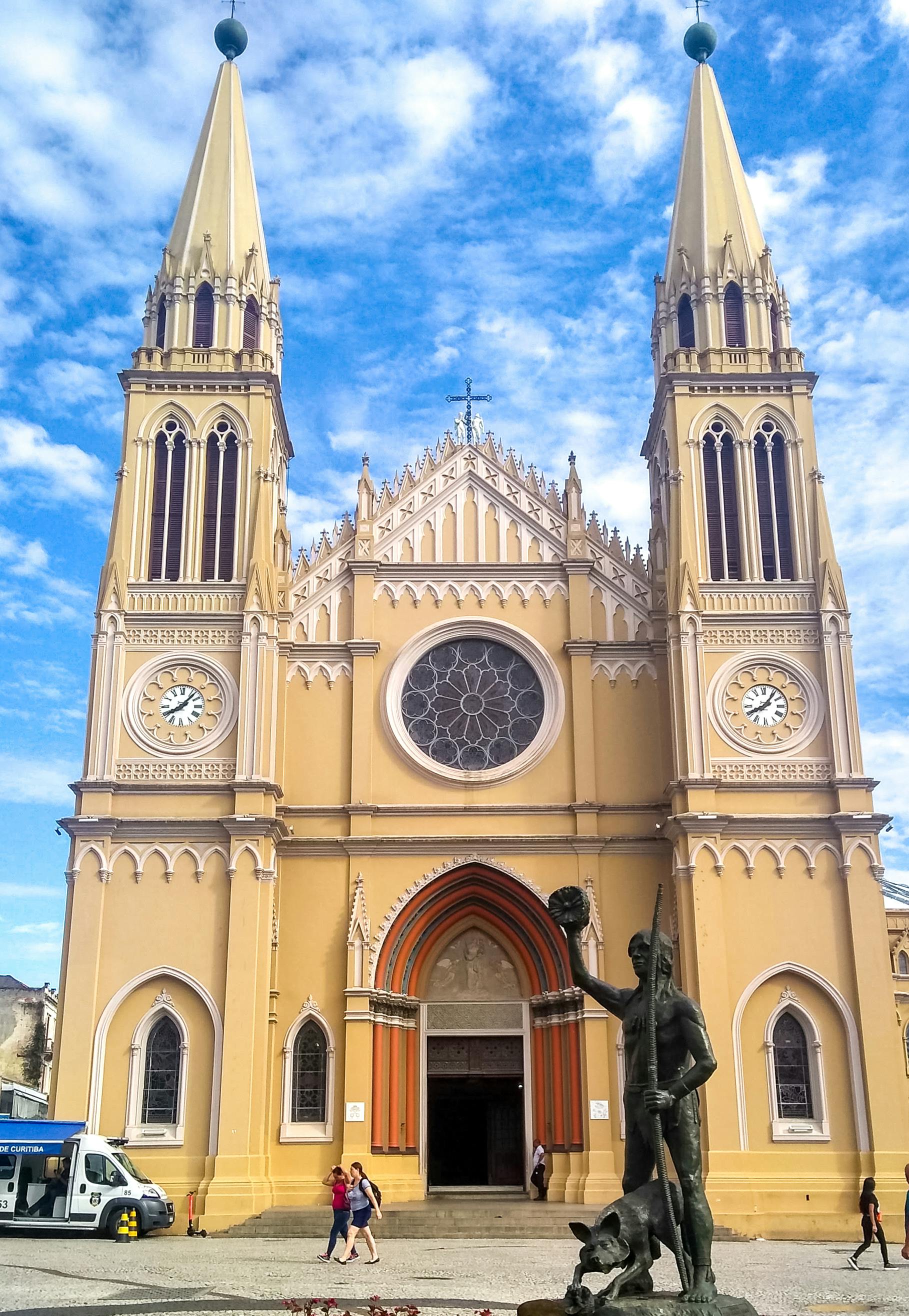 Um pequeno-almoço saudável e colorido com taça de iogurte, fruta e café.