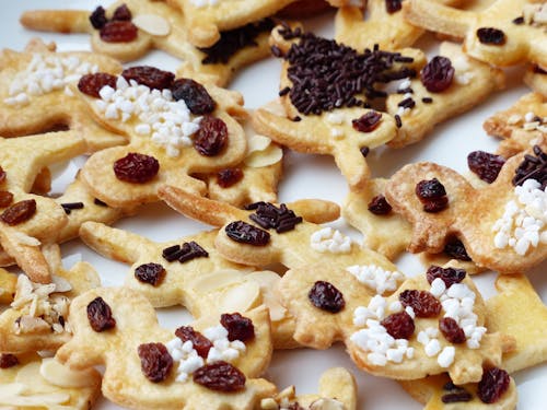 Bruin Brood Met Zwarte Rozijnen Op De Top