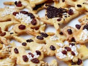 这款自制的姜饼饼干味道鲜美，上面点缀着葡萄干和糖屑，非常适合节日场合