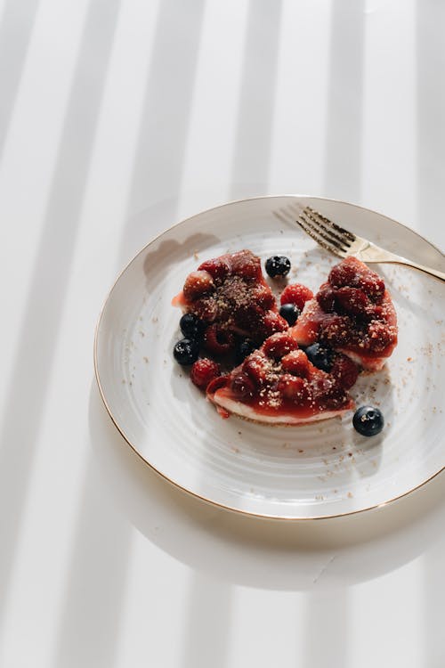 Gratis stockfoto met aardbeien, besjes, bord