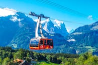缆车穿越瑞士阿尔卑斯山，景色令人叹为观止，茂密的森林和白雪皑皑的雄伟山峰尽收眼底