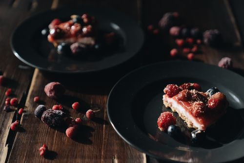 Free Indulge in a creamy cheesecake topped with fresh berries, perfect for dessert lovers. Stock Photo