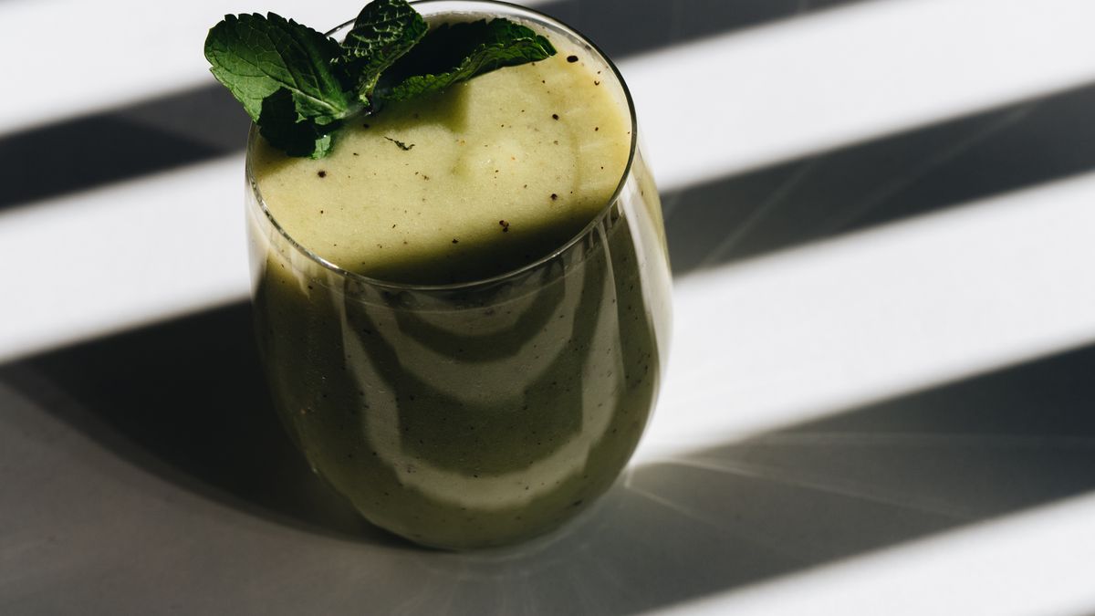 receita de smoothie rico em proteínas com banana e cacau para recuperação muscular