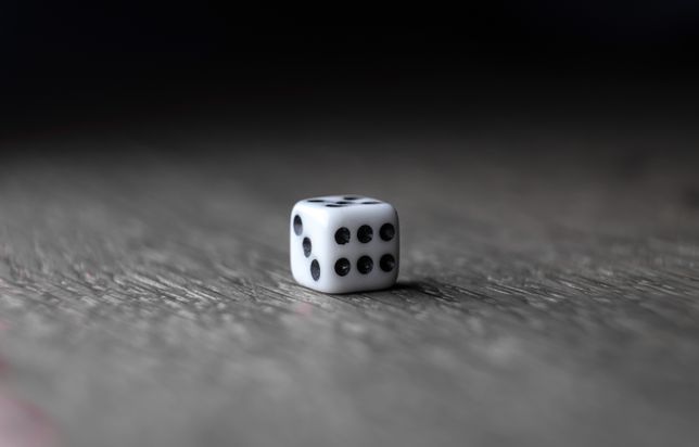 Online Roulette Spieltisch mit verschiedenen Einsätzen und Kugel im