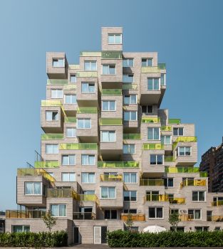 现代建筑设计，采用独特的立方体建筑立面，并以绿色植物点缀。 - 相关推荐