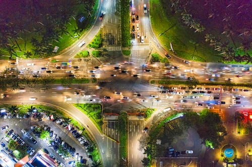 arabalar, asfalt yol, aydınlatılmış içeren Ücretsiz stok fotoğraf