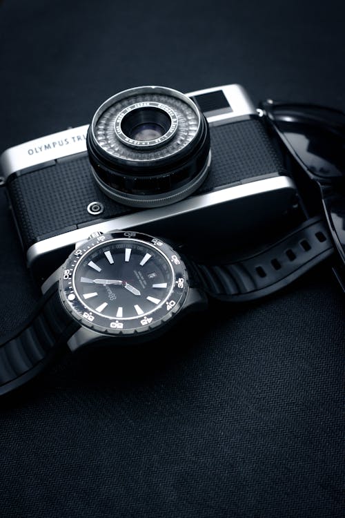 Gratis lagerfoto af analog, analogt kamera, armbåndsur