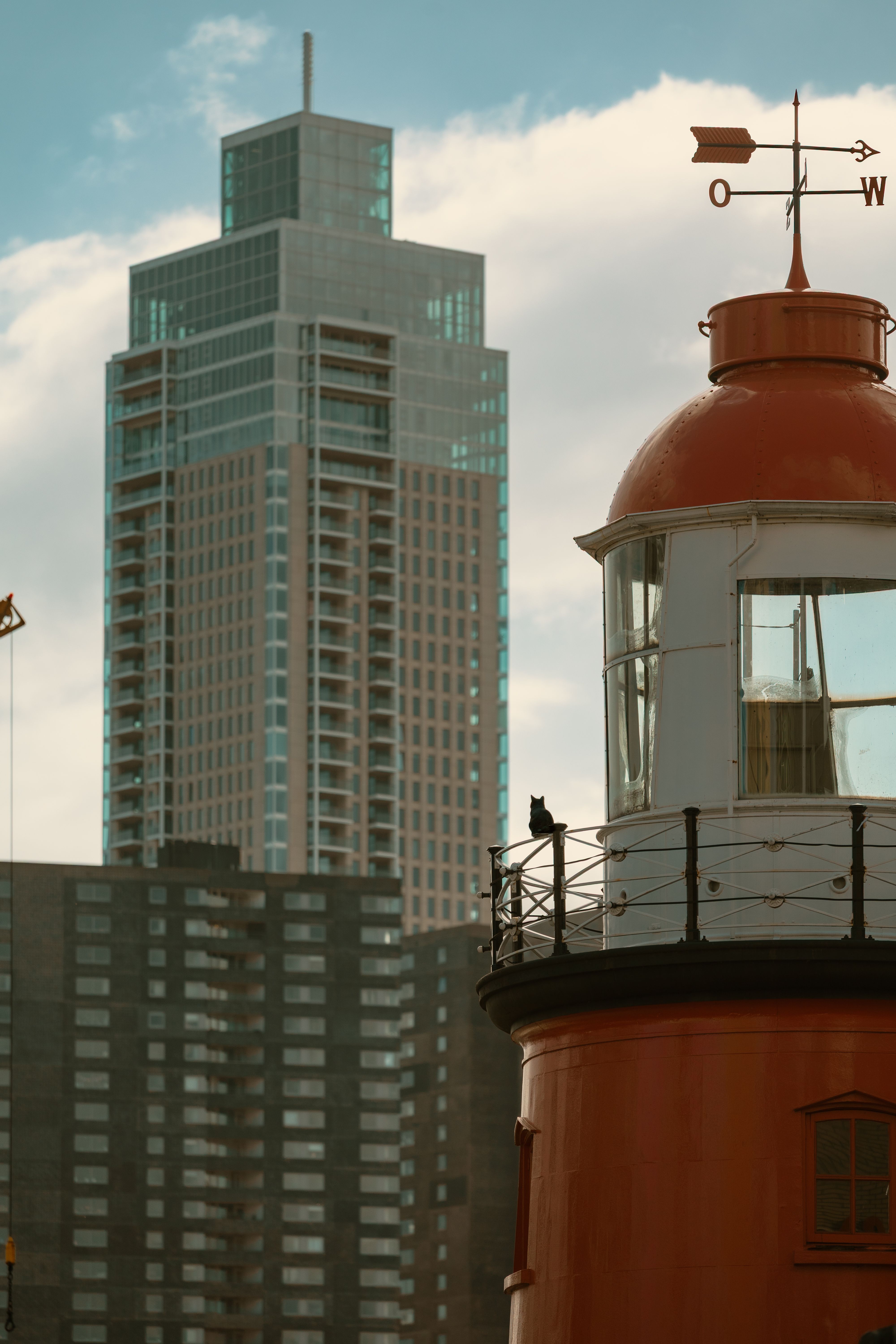 Lighthouse and Modern Skyscraper in Rotterdam · Free Stock Photo