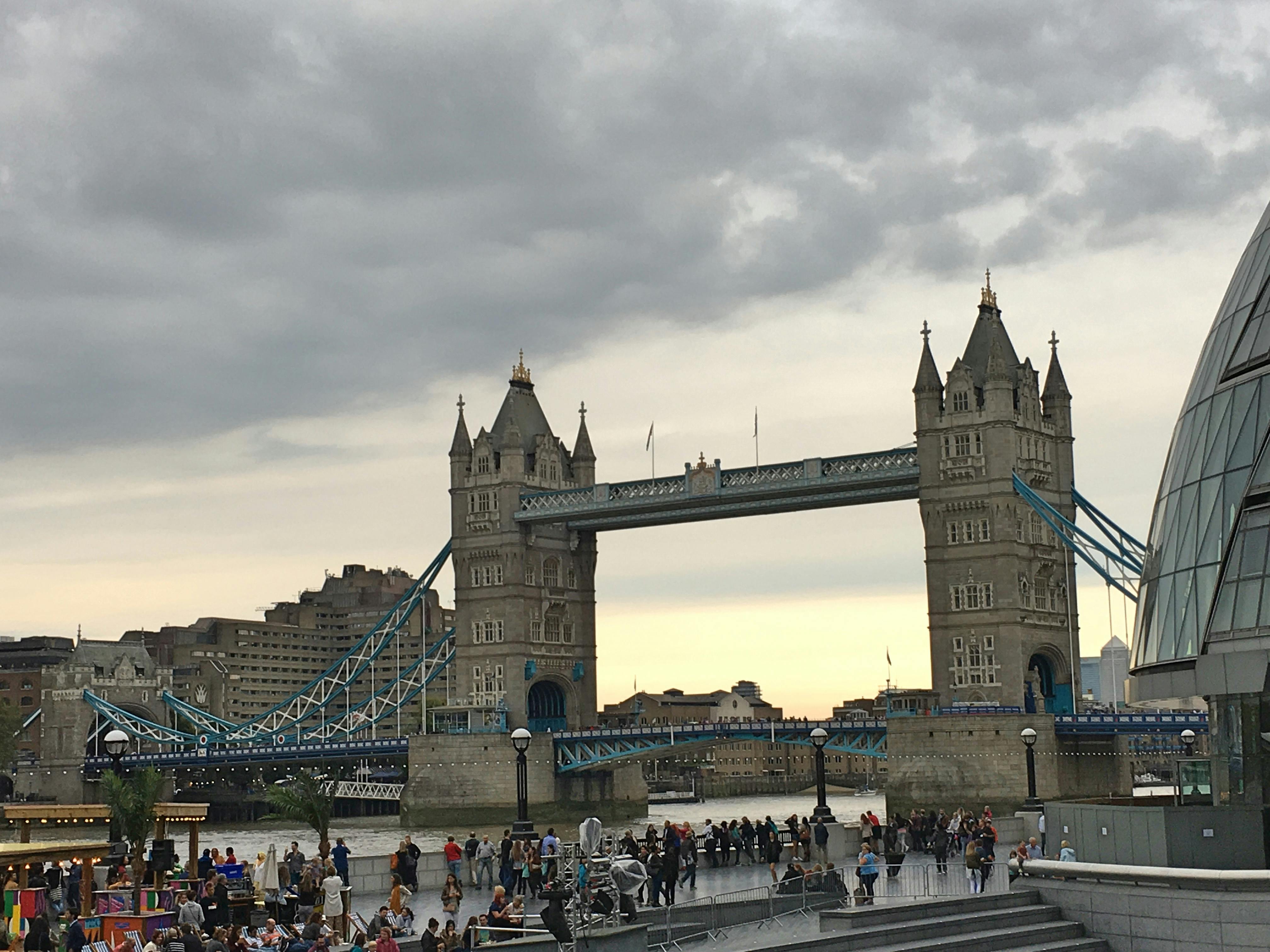 ブリッジ ロンドン 曇りの無料の写真素材