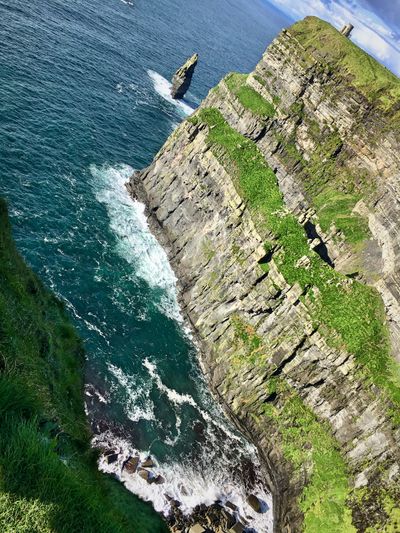 Stânci verzi pe coasta Irlandei, peisaj natural spectaculos