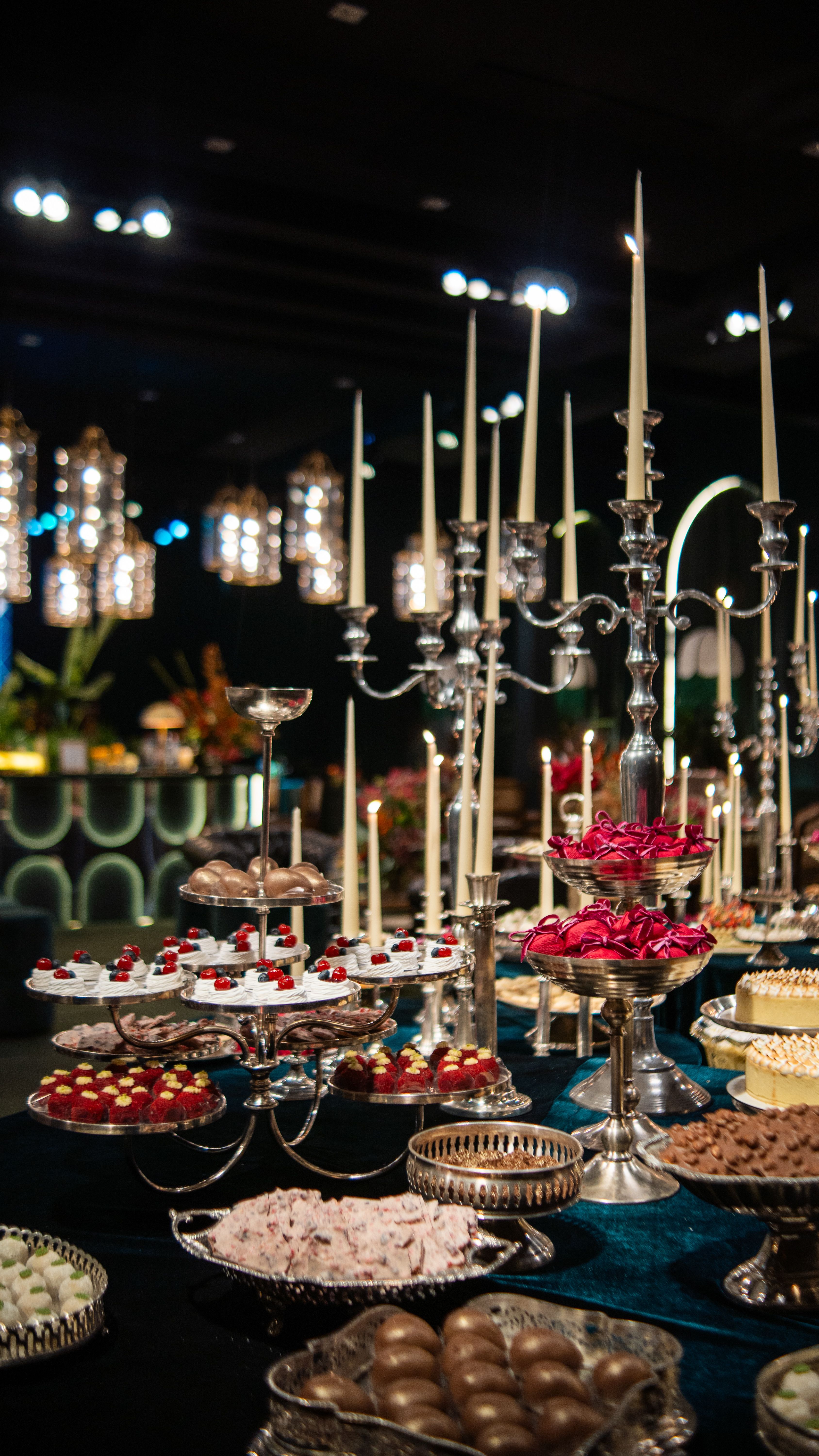 Elegante Bufé De Postres Con Candelabros · Foto de stock gratuita