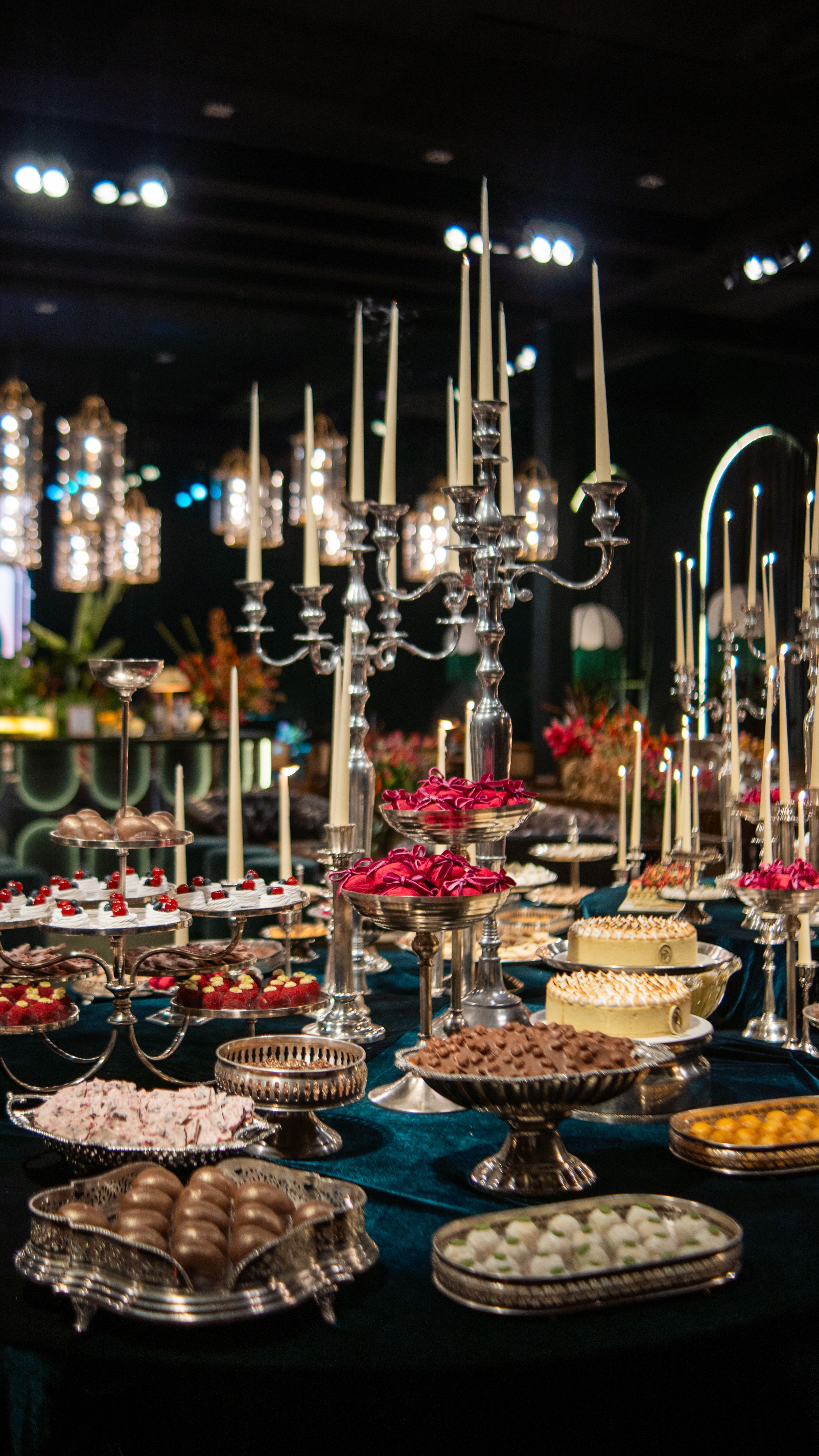 Elegante Bufé De Postres Con Ambiente A La Luz De Las Velas. · Foto de ...