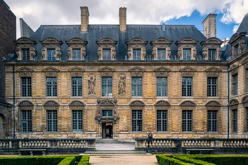 Free Stunning baroque building facade in Paris with intricate stonework and historic charm. Stock Photo