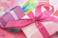 这款带有丝带的彩色礼品盒特写非常适合庆祝活动和假期