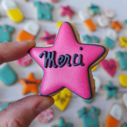 Fotobanka s bezplatnými fotkami na tému celebrita, cookie, purpurová