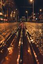 都柏林城市街道的夜景，可见电车轨道和照明灯光