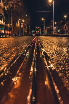 都柏林城市街道的夜景，可见电车轨道和照明灯光
