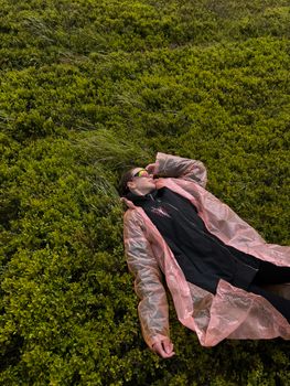 一位身穿雨衣的女子在乌克兰喀尔巴阡山脉郁郁葱葱的草地上放松身心。 - 相关推荐