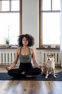 Spokojna pozycja Yin Yoga z podpórkami