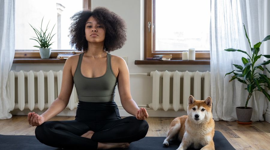 Mulher fazendo treino HIIT em casa com tapete de exercício e foco nos movimentos