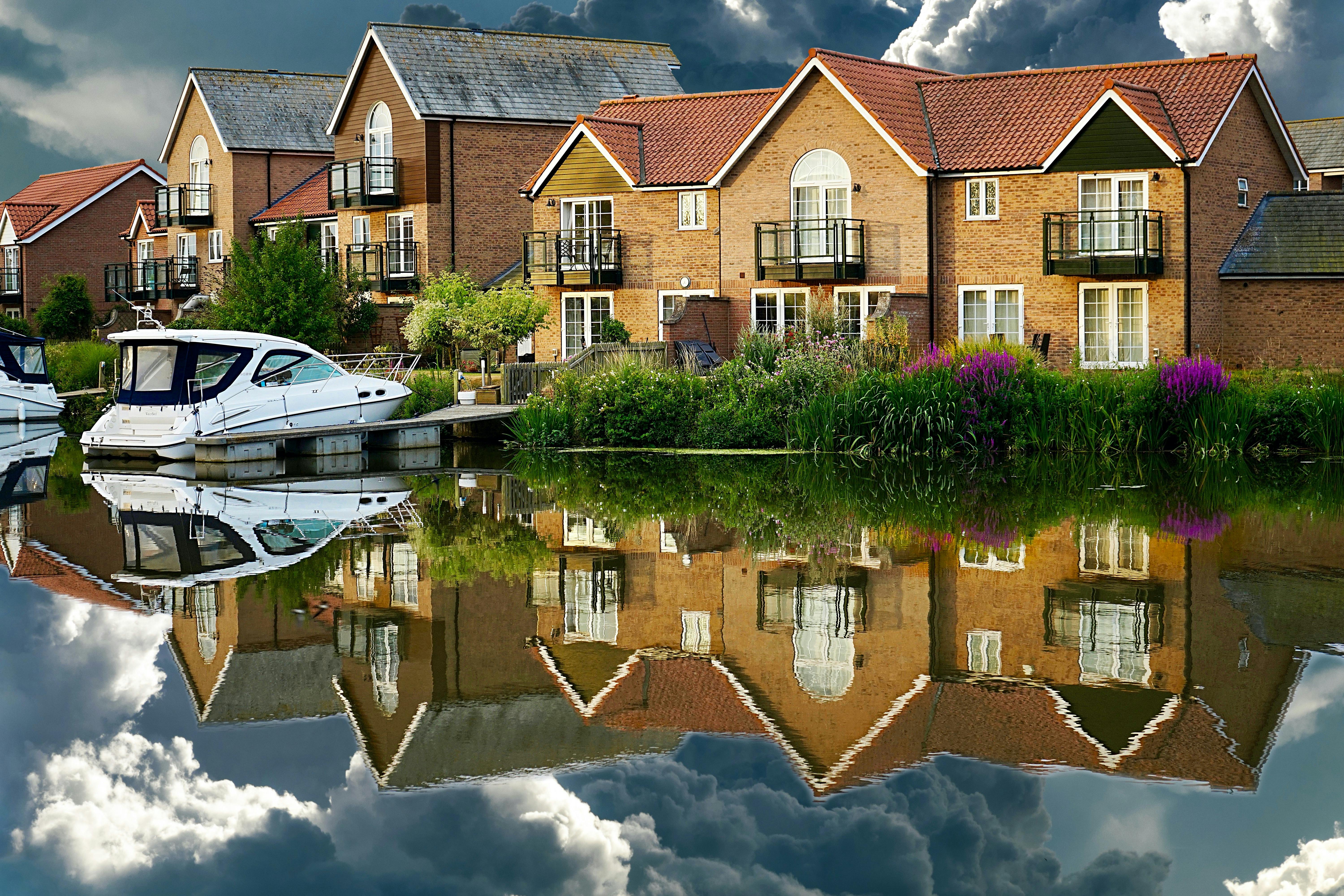 Today's Mortgage Rates Edge Up: April 29, 2026 — Photo by Mike Bird on Pexels