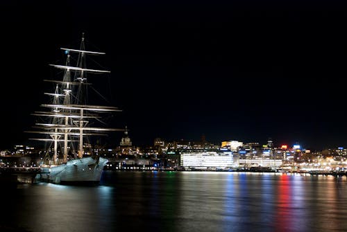 Бесплатное стоковое фото с вітрильник, корабель, нічне місто