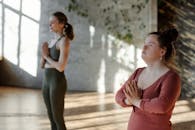 两名女性在室内练习瑜伽，专注于正念和放松