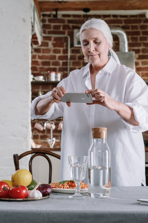 akıllı telefon, anneanne, apple içeren Ücretsiz stok fotoğraf