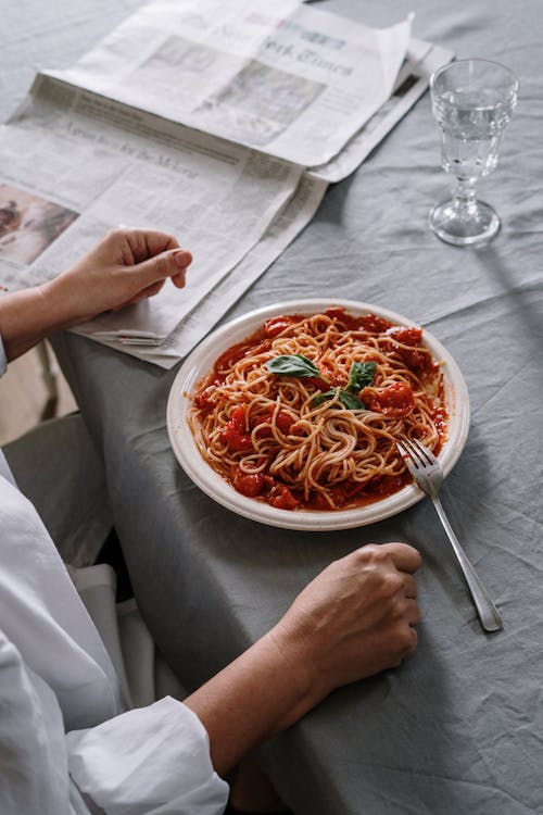 Persoon Met Een Bord Spaghetti Voor Maaltijd