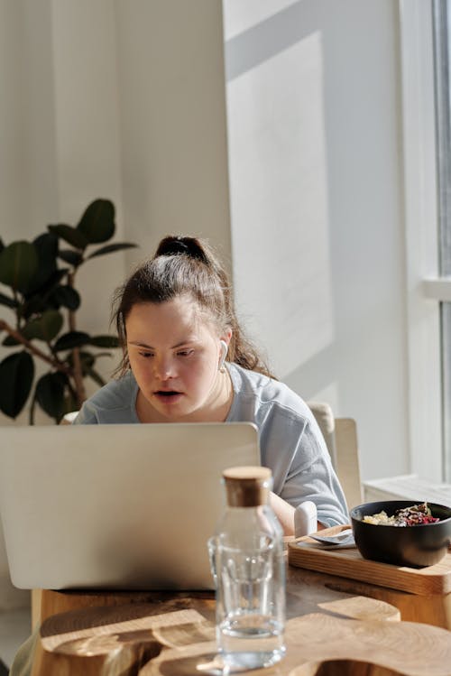 Ilmainen kuvapankkikuva tunnisteilla aamu, betonimuuri, downin oireyhtymä