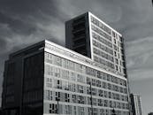 这座现代建筑采用玻璃窗和钢铁元素，展现了当代建筑设计风格