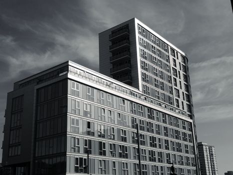 这座现代建筑采用玻璃窗和钢铁元素，展现了当代建筑设计风格