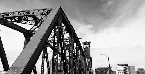 Pont Gris à Côté Des Immeubles De Grande Hauteur