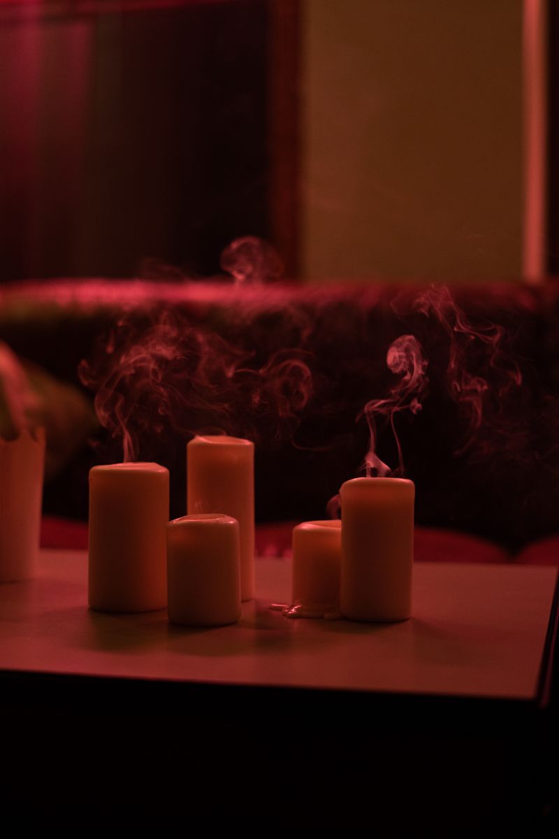 Velas encendidas creando un ambiente nocturno cálido