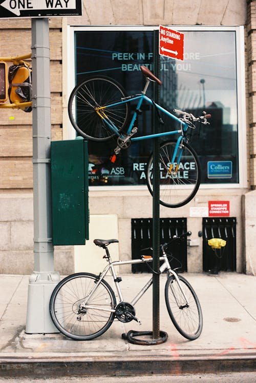 Kostnadsfri bild av blå cykel, cykelparkering, cykelställ